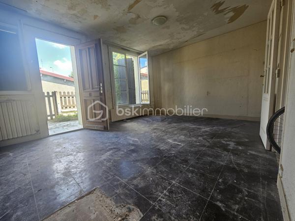 Projet d'investissement idéal : Maison de ville de 70 m² à rénover avec gros œuvre déjà réalisé !

Située dans un quartier calme, cette maison de 70 m² offre un potentiel exceptionnel pour un investisseur ou un projet de rénovation sur mesure. L'intérieur est à rénover entièrement, vous laissant une totale liberté pour aménager les espaces :

Au rez-de-chaussée : Un agréable salon ouvert sur le coin cuisine, une salle d'eau, un WC ainsi qu'une buanderie.

À l'étage : Un espace nuit composé de 3 chambres, d'une salle de bain et d'un petit coin grenier supplémentaire offrant un grand espace de rangement.

Les travaux majeurs et coûteux ont déjà été effectués pour vous garantir une excellente base de départ :

- Toiture neuve
- Fenêtres PVC double vitrage
- Isolation par l'extérieur réalisée d'un côté (mitoyenne de l'autre)

À l'extérieur, vous profiterez d'une charmante petite cour à l'arrière, un atout rare et très recherché en milieu urbain pour créer un espace extérieur privé et agréable.

Un produit rare sur le marché, idéal pour un projet locatif à forte rentabilité. À visiter sans tarder !