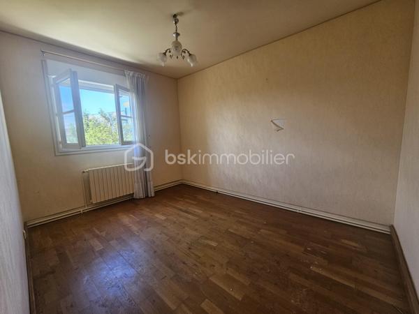 Projet d'investissement idéal : Maison de ville de 70 m² à rénover avec gros œuvre déjà réalisé !

Située dans un quartier calme, cette maison de 70 m² offre un potentiel exceptionnel pour un investisseur ou un projet de rénovation sur mesure. L'intérieur est à rénover entièrement, vous laissant une totale liberté pour aménager les espaces :

Au rez-de-chaussée : Un agréable salon ouvert sur le coin cuisine, une salle d'eau, un WC ainsi qu'une buanderie.

À l'étage : Un espace nuit composé de 3 chambres, d'une salle de bain et d'un petit coin grenier supplémentaire offrant un grand espace de rangement.

Les travaux majeurs et coûteux ont déjà été effectués pour vous garantir une excellente base de départ :

- Toiture neuve
- Fenêtres PVC double vitrage
- Isolation par l'extérieur réalisée d'un côté (mitoyenne de l'autre)

À l'extérieur, vous profiterez d'une charmante petite cour à l'arrière, un atout rare et très recherché en milieu urbain pour créer un espace extérieur privé et agréable.

Un produit rare sur le marché, idéal pour un projet locatif à forte rentabilité. À visiter sans tarder !