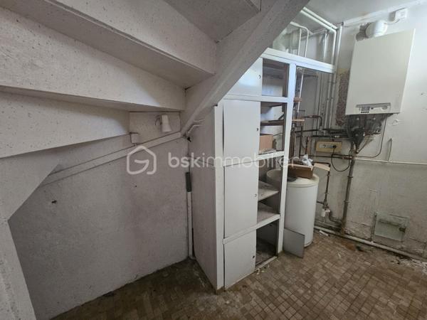 Projet d'investissement idéal : Maison de ville de 70 m² à rénover avec gros œuvre déjà réalisé !

Située dans un quartier calme, cette maison de 70 m² offre un potentiel exceptionnel pour un investisseur ou un projet de rénovation sur mesure. L'intérieur est à rénover entièrement, vous laissant une totale liberté pour aménager les espaces :

Au rez-de-chaussée : Un agréable salon ouvert sur le coin cuisine, une salle d'eau, un WC ainsi qu'une buanderie.

À l'étage : Un espace nuit composé de 3 chambres, d'une salle de bain et d'un petit coin grenier supplémentaire offrant un grand espace de rangement.

Les travaux majeurs et coûteux ont déjà été effectués pour vous garantir une excellente base de départ :

- Toiture neuve
- Fenêtres PVC double vitrage
- Isolation par l'extérieur réalisée d'un côté (mitoyenne de l'autre)

À l'extérieur, vous profiterez d'une charmante petite cour à l'arrière, un atout rare et très recherché en milieu urbain pour créer un espace extérieur privé et agréable.

Un produit rare sur le marché, idéal pour un projet locatif à forte rentabilité. À visiter sans tarder !