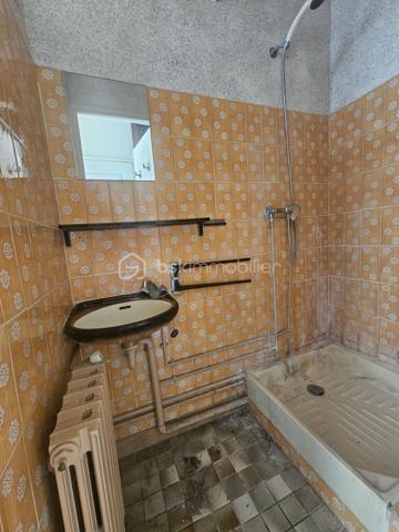 Projet d'investissement idéal : Maison de ville de 70 m² à rénover avec gros œuvre déjà réalisé !

Située dans un quartier calme, cette maison de 70 m² offre un potentiel exceptionnel pour un investisseur ou un projet de rénovation sur mesure. L'intérieur est à rénover entièrement, vous laissant une totale liberté pour aménager les espaces :

Au rez-de-chaussée : Un agréable salon ouvert sur le coin cuisine, une salle d'eau, un WC ainsi qu'une buanderie.

À l'étage : Un espace nuit composé de 3 chambres, d'une salle de bain et d'un petit coin grenier supplémentaire offrant un grand espace de rangement.

Les travaux majeurs et coûteux ont déjà été effectués pour vous garantir une excellente base de départ :

- Toiture neuve
- Fenêtres PVC double vitrage
- Isolation par l'extérieur réalisée d'un côté (mitoyenne de l'autre)

À l'extérieur, vous profiterez d'une charmante petite cour à l'arrière, un atout rare et très recherché en milieu urbain pour créer un espace extérieur privé et agréable.

Un produit rare sur le marché, idéal pour un projet locatif à forte rentabilité. À visiter sans tarder !