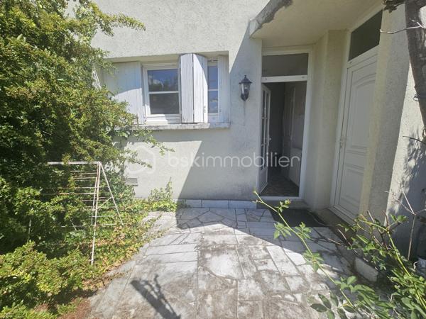 Projet d'investissement idéal : Maison de ville de 70 m² à rénover avec gros œuvre déjà réalisé !

Située dans un quartier calme, cette maison de 70 m² offre un potentiel exceptionnel pour un investisseur ou un projet de rénovation sur mesure. L'intérieur est à rénover entièrement, vous laissant une totale liberté pour aménager les espaces :

Au rez-de-chaussée : Un agréable salon ouvert sur le coin cuisine, une salle d'eau, un WC ainsi qu'une buanderie.

À l'étage : Un espace nuit composé de 3 chambres, d'une salle de bain et d'un petit coin grenier supplémentaire offrant un grand espace de rangement.

Les travaux majeurs et coûteux ont déjà été effectués pour vous garantir une excellente base de départ :

- Toiture neuve
- Fenêtres PVC double vitrage
- Isolation par l'extérieur réalisée d'un côté (mitoyenne de l'autre)

À l'extérieur, vous profiterez d'une charmante petite cour à l'arrière, un atout rare et très recherché en milieu urbain pour créer un espace extérieur privé et agréable.

Un produit rare sur le marché, idéal pour un projet locatif à forte rentabilité. À visiter sans tarder !