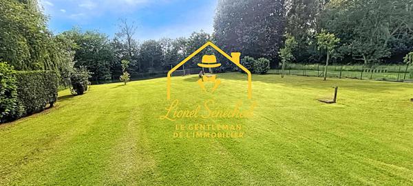 Terrain de loisirs de plus de 1 200 m2 avec un préau sur une dalle en dur, un abri de jardin et un accès direct à la rivière
