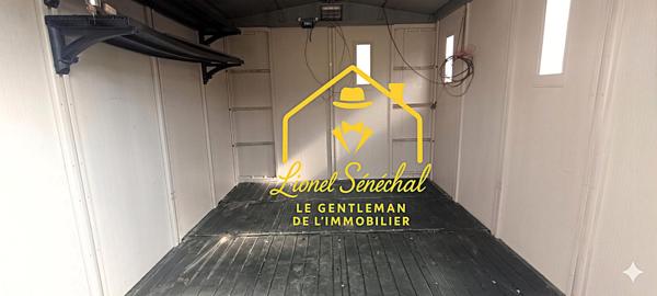 Terrain de loisirs de plus de 1 200 m2 avec un préau sur une dalle en dur, un abri de jardin et un accès direct à la rivière