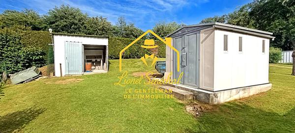 Terrain de loisirs de plus de 1 200 m2 avec un préau sur une dalle en dur, un abri de jardin et un accès direct à la rivière