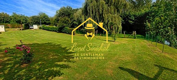 Terrain de loisirs de plus de 1 200 m2 avec un préau sur une dalle en dur, un abri de jardin et un accès direct à la rivière