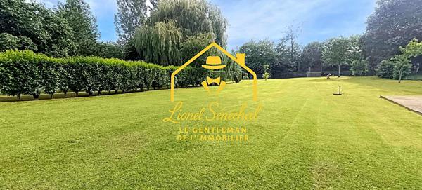 Terrain de loisirs de plus de 1 200 m2 avec un préau sur une dalle en dur, un abri de jardin et un accès direct à la rivière