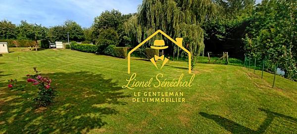 Terrain de loisirs de plus de 1 200 m2 avec un préau sur une dalle en dur, un abri de jardin et un accès direct à la rivière
