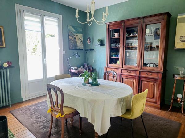 Maison individuelle avec 4 chambres généreuses, idéale pour une famille.