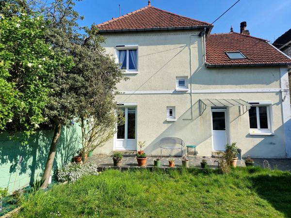 Maison individuelle avec 4 chambres généreuses, idéale pour une famille.