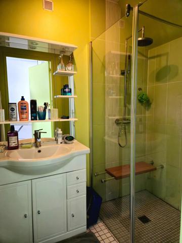 Maison individuelle avec 4 chambres généreuses, idéale pour une famille.