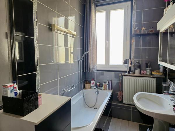 Maison individuelle avec 4 chambres généreuses, idéale pour une famille.