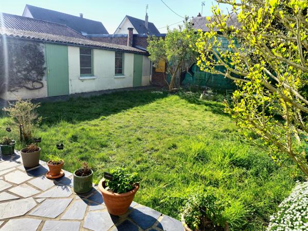 Maison individuelle avec 4 chambres généreuses, idéale pour une famille.