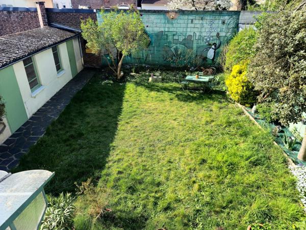 Maison individuelle avec 4 chambres généreuses, idéale pour une famille.