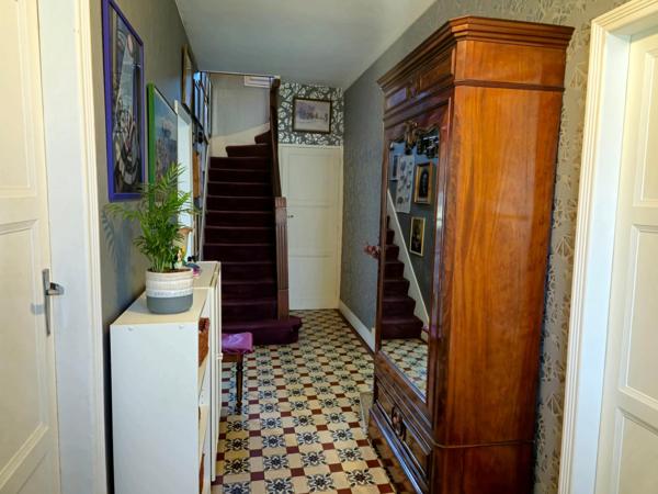 Maison individuelle avec 4 chambres généreuses, idéale pour une famille.