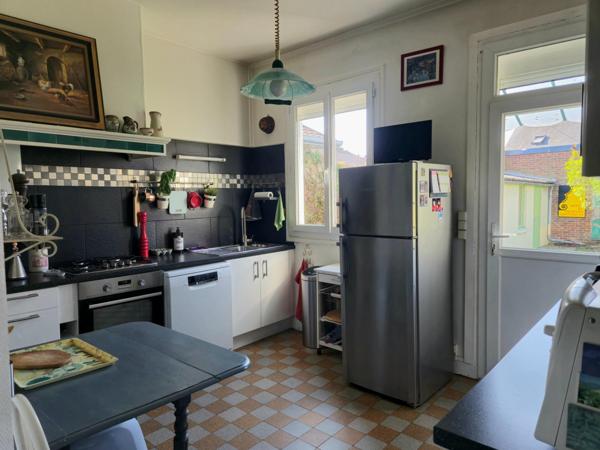 Maison individuelle avec 4 chambres généreuses, idéale pour une famille.