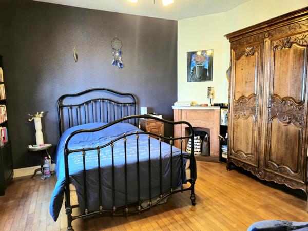 Maison individuelle avec 4 chambres généreuses, idéale pour une famille.