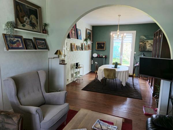 Maison individuelle avec 4 chambres généreuses, idéale pour une famille.