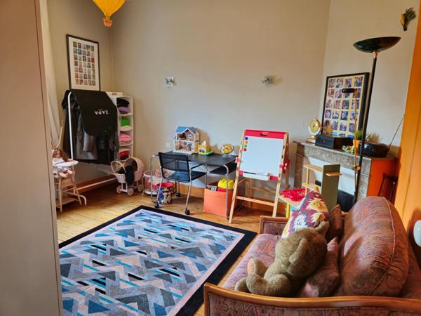 Maison individuelle avec 4 chambres généreuses, idéale pour une famille.