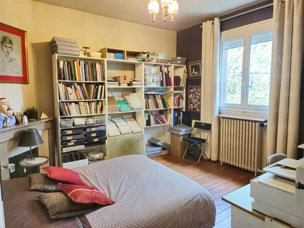 Maison individuelle avec 4 chambres généreuses, idéale pour une famille.