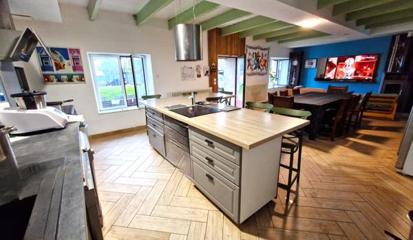 CHARMANTE LONGERE AVEC BEAU TERRAIN