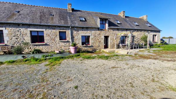 CHARMANTE LONGERE AVEC BEAU TERRAIN