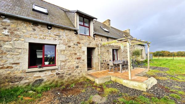 CHARMANTE LONGERE AVEC BEAU TERRAIN