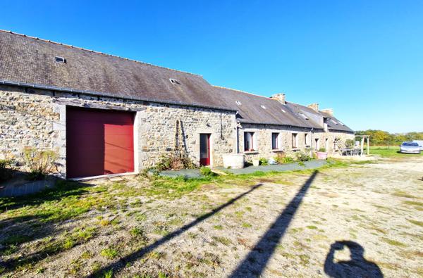 CHARMANTE LONGERE AVEC BEAU TERRAIN