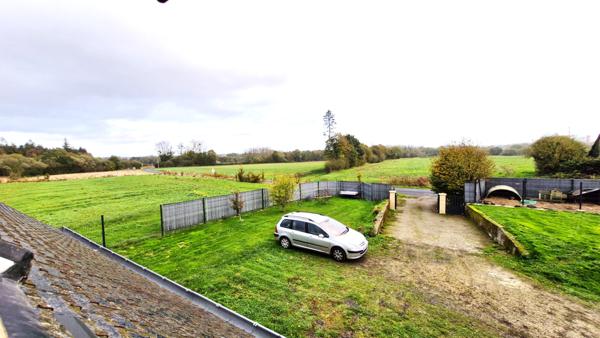 CHARMANTE LONGERE AVEC BEAU TERRAIN