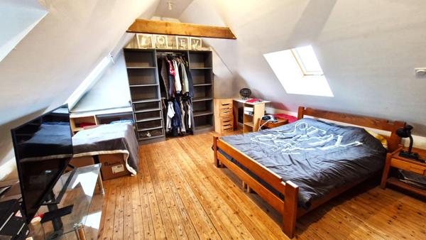 CHARMANTE LONGERE AVEC BEAU TERRAIN