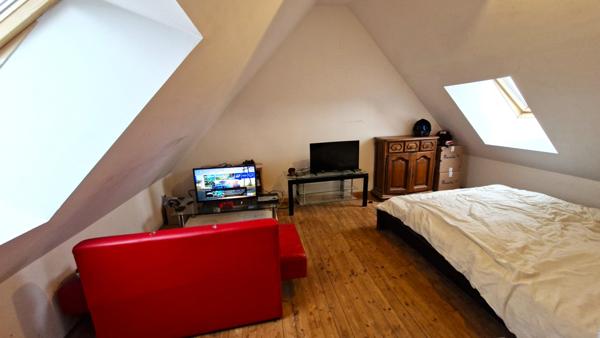 CHARMANTE LONGERE AVEC BEAU TERRAIN