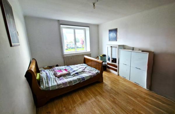 CHARMANTE LONGERE AVEC BEAU TERRAIN