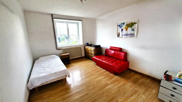 CHARMANTE LONGERE AVEC BEAU TERRAIN