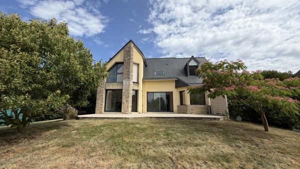 Maison familiale de 6 chambres avec vie de plain-pied, sous-sol complet et jardin au cœur de La Mézière