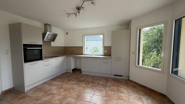 Maison familiale de 6 chambres avec vie de plain-pied, sous-sol complet et jardin au cœur de La Mézière