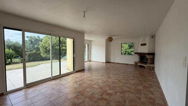 Maison familiale de 6 chambres avec vie de plain-pied, sous-sol complet et jardin au cœur de La Mézière