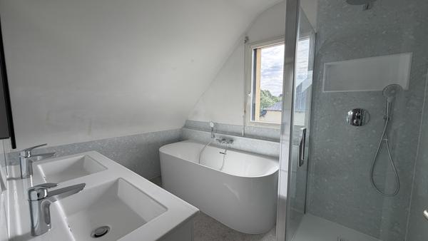 Maison familiale de 6 chambres avec vie de plain-pied, sous-sol complet et jardin au cœur de La Mézière