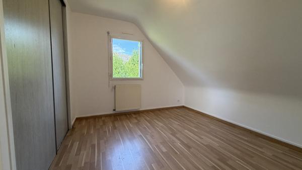 Maison familiale de 6 chambres avec vie de plain-pied, sous-sol complet et jardin au cœur de La Mézière
