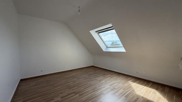 Maison familiale de 6 chambres avec vie de plain-pied, sous-sol complet et jardin au cœur de La Mézière