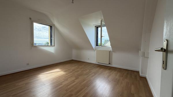 Maison familiale de 6 chambres avec vie de plain-pied, sous-sol complet et jardin au cœur de La Mézière