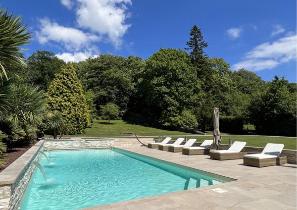 Belle demeure ancienne sur un parc de 7 500m² avec dépendance et piscine.