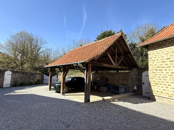 Belle demeure ancienne sur un parc de 7 500m² avec dépendance et piscine.
