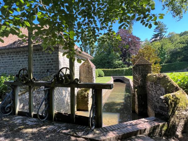Belle demeure ancienne sur un parc de 7 500m² avec dépendance et piscine.