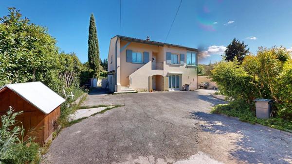 Maison de ville avec deux logements distincts
