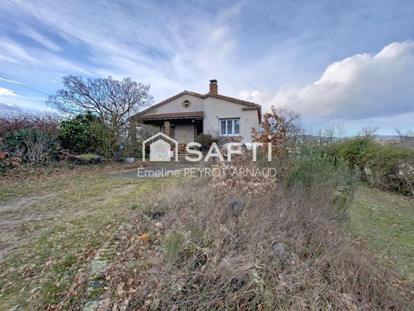 Maison à réinventer avec beau potentiel et terrain