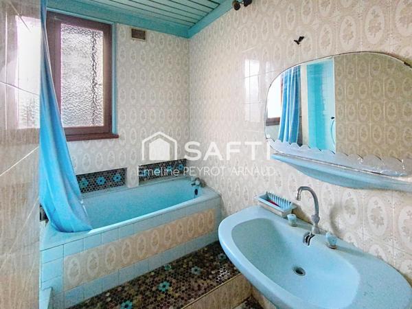 Maison à réinventer avec beau potentiel et terrain