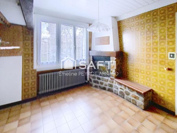 Maison à réinventer avec beau potentiel et terrain