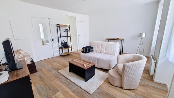 dans le centre ville de Claye, immeuble de rapport composé au rdc de 2 studettes dont une louée, au 1er étage, un studio de 31m² entièrement rénové libre à la location. Au 2e étage, un studio de 31m² entièrement rénové également libre à la location. Au 3e étage, un comble (appartement dans le titre de propriété) à aménager afin de recréer le 5ème lot existant. Une cave. Le tout avec un terrain de 182m². Possibilité d'une rentabilité locative à 7% l'an brute.