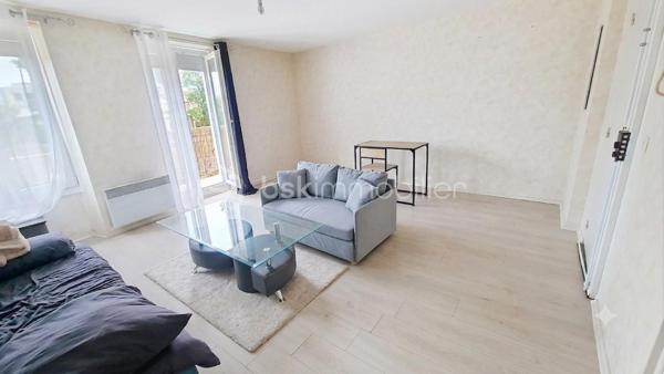 dans le centre ville de Claye, immeuble de rapport composé au rdc de 2 studettes dont une louée, au 1er étage, un studio de 31m² entièrement rénové libre à la location. Au 2e étage, un studio de 31m² entièrement rénové également libre à la location. Au 3e étage, un comble (appartement dans le titre de propriété) à aménager afin de recréer le 5ème lot existant. Une cave. Le tout avec un terrain de 182m². Possibilité d'une rentabilité locative à 7% l'an brute.