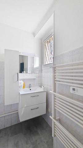 dans le centre ville de Claye, immeuble de rapport composé au rdc de 2 studettes dont une louée, au 1er étage, un studio de 31m² entièrement rénové libre à la location. Au 2e étage, un studio de 31m² entièrement rénové également libre à la location. Au 3e étage, un comble (appartement dans le titre de propriété) à aménager afin de recréer le 5ème lot existant. Une cave. Le tout avec un terrain de 182m². Possibilité d'une rentabilité locative à 7% l'an brute.