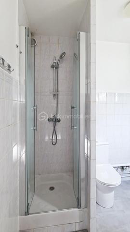 dans le centre ville de Claye, immeuble de rapport composé au rdc de 2 studettes dont une louée, au 1er étage, un studio de 31m² entièrement rénové libre à la location. Au 2e étage, un studio de 31m² entièrement rénové également libre à la location. Au 3e étage, un comble (appartement dans le titre de propriété) à aménager afin de recréer le 5ème lot existant. Une cave. Le tout avec un terrain de 182m². Possibilité d'une rentabilité locative à 7% l'an brute.